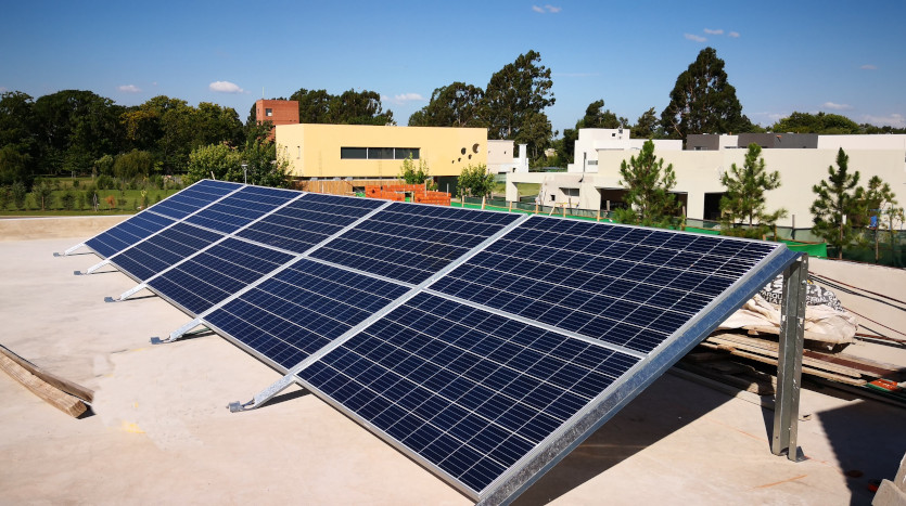 Pasan los políticos, los paneles solares quedan